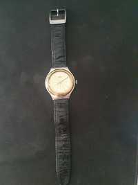 Relogio Swatch fundo amarelo