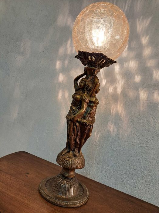 Lampa figuralna stołowa mosiężna 3 kobiety kariatydy kula art deco