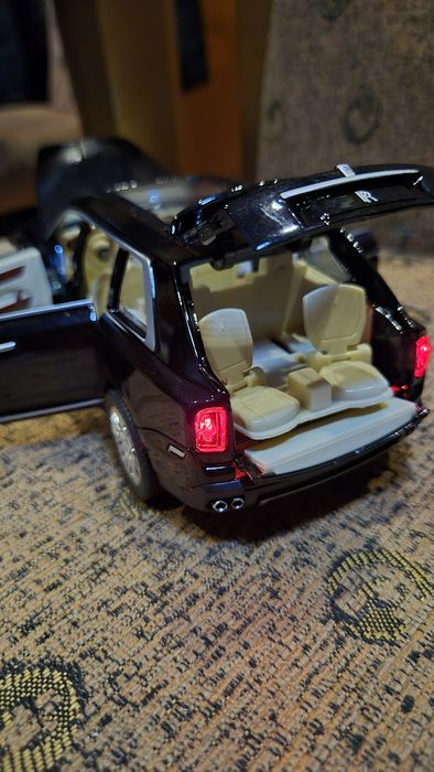 Rolls Royce Cullinan model 1:24
