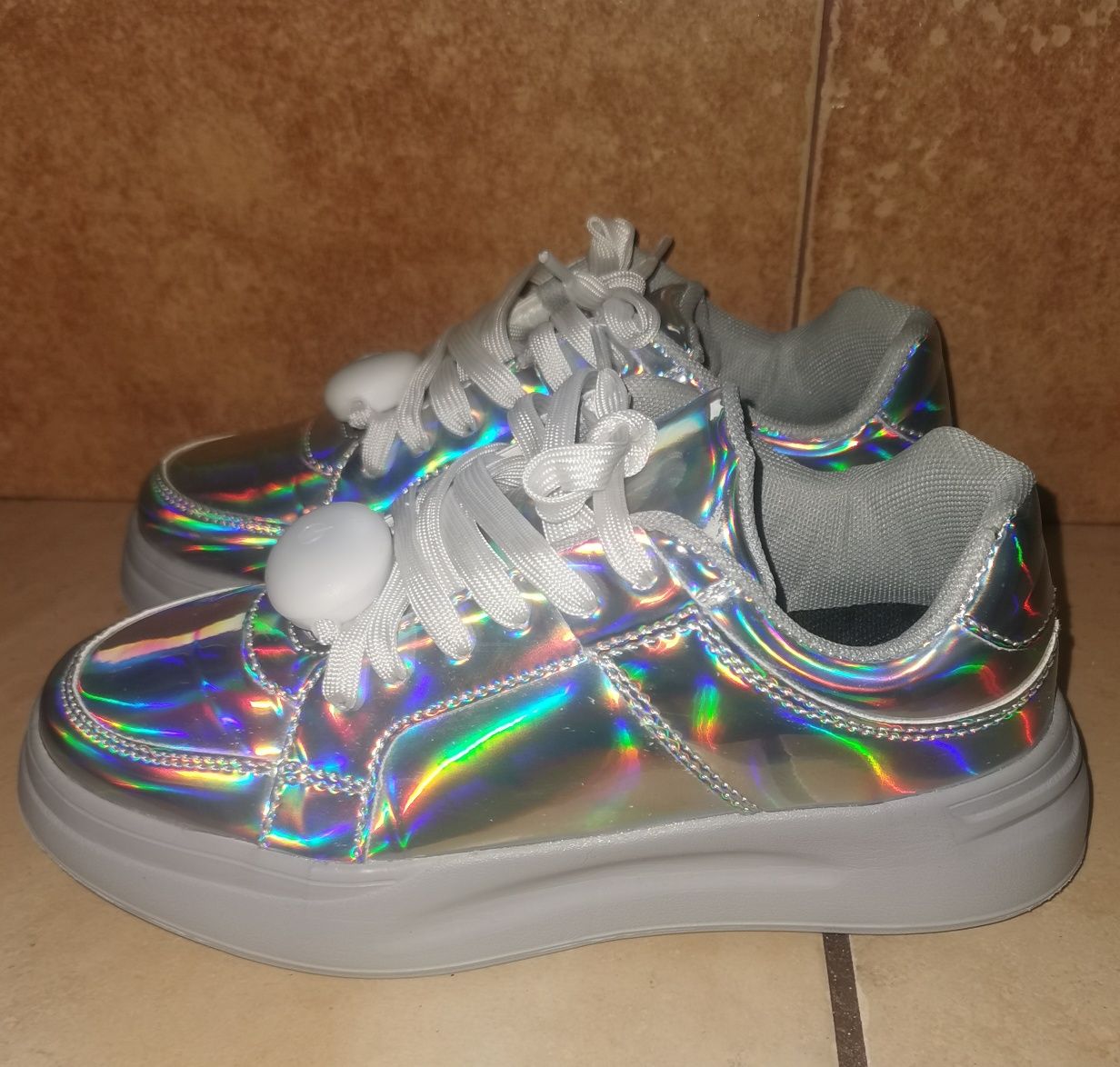 Sneakersy holograficzne z sznurowkami LED