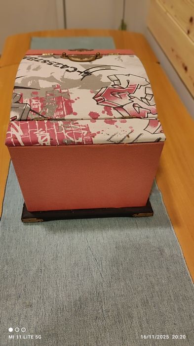 Porta jóias em boa condições para quadra seis ouros