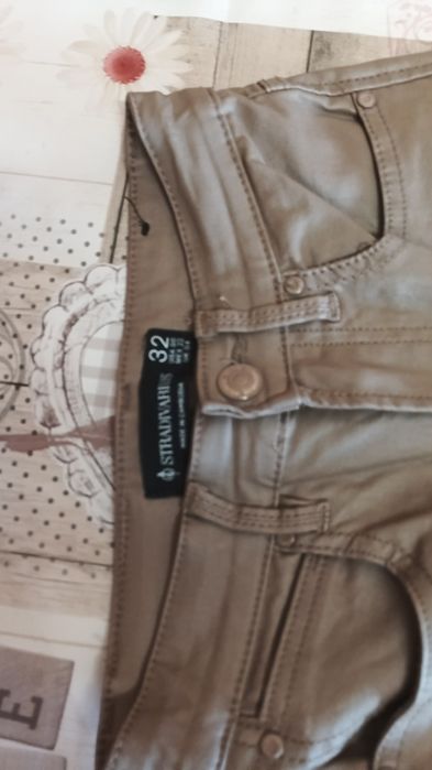 Calças em pele preto e castanhas