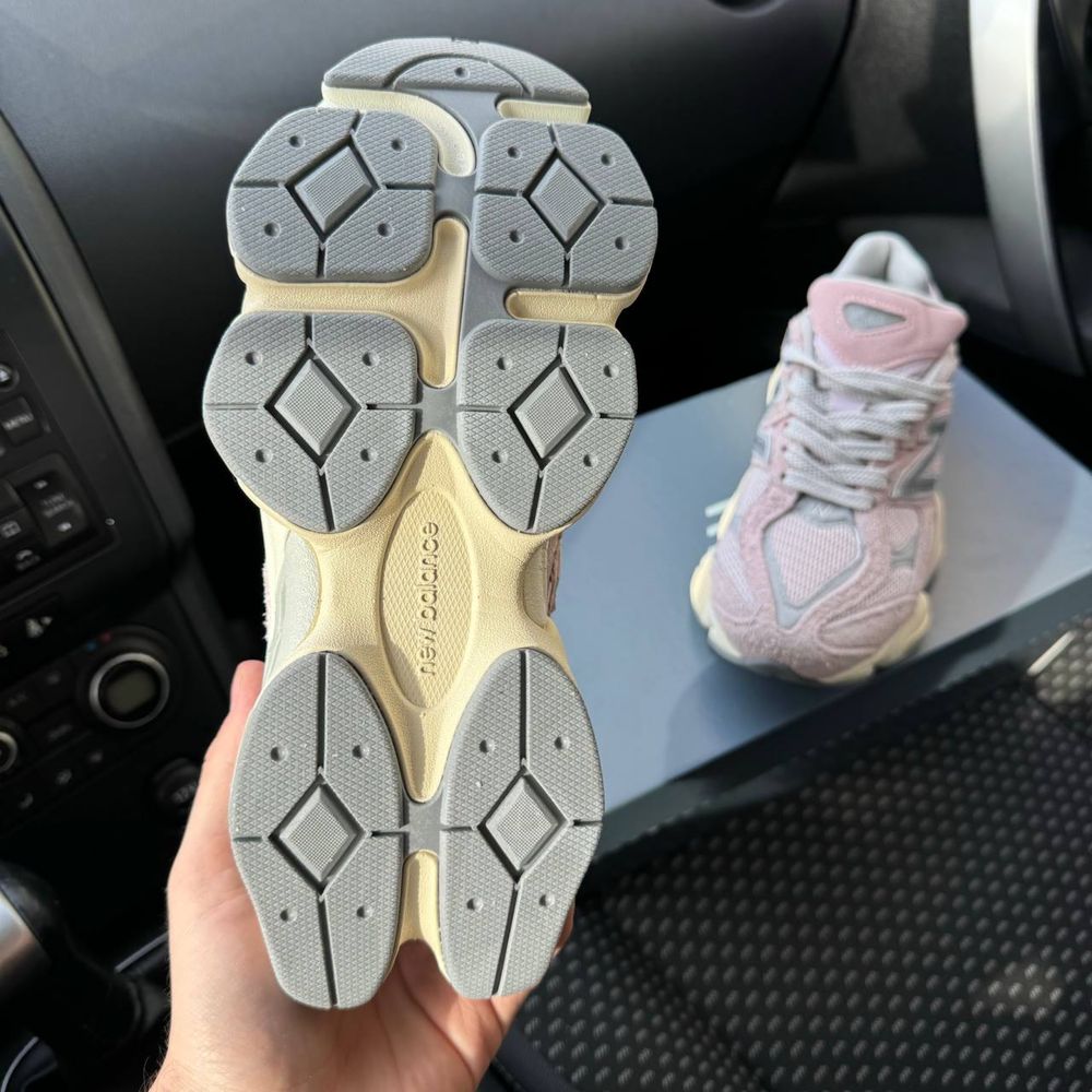 Жіночі кросівки нюбеланс рожеві New Balance 9060 pink замша 36-41