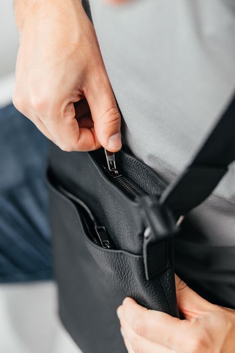 Мужская сумка Флеш Ап черная из натуральной кожи, барсетка через плечо