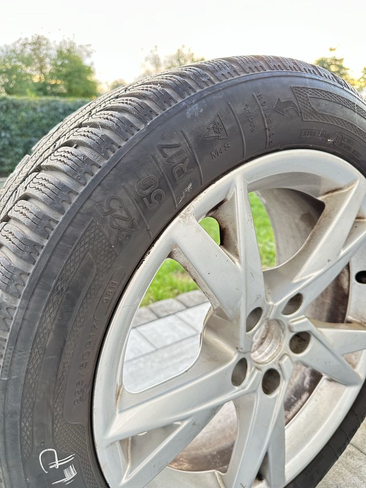 Komplet  orginalnych od Audi kół 17 cali  z oponami zimowymi 225/50