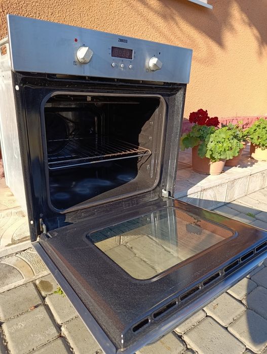 Вбудована духовка Zanussi