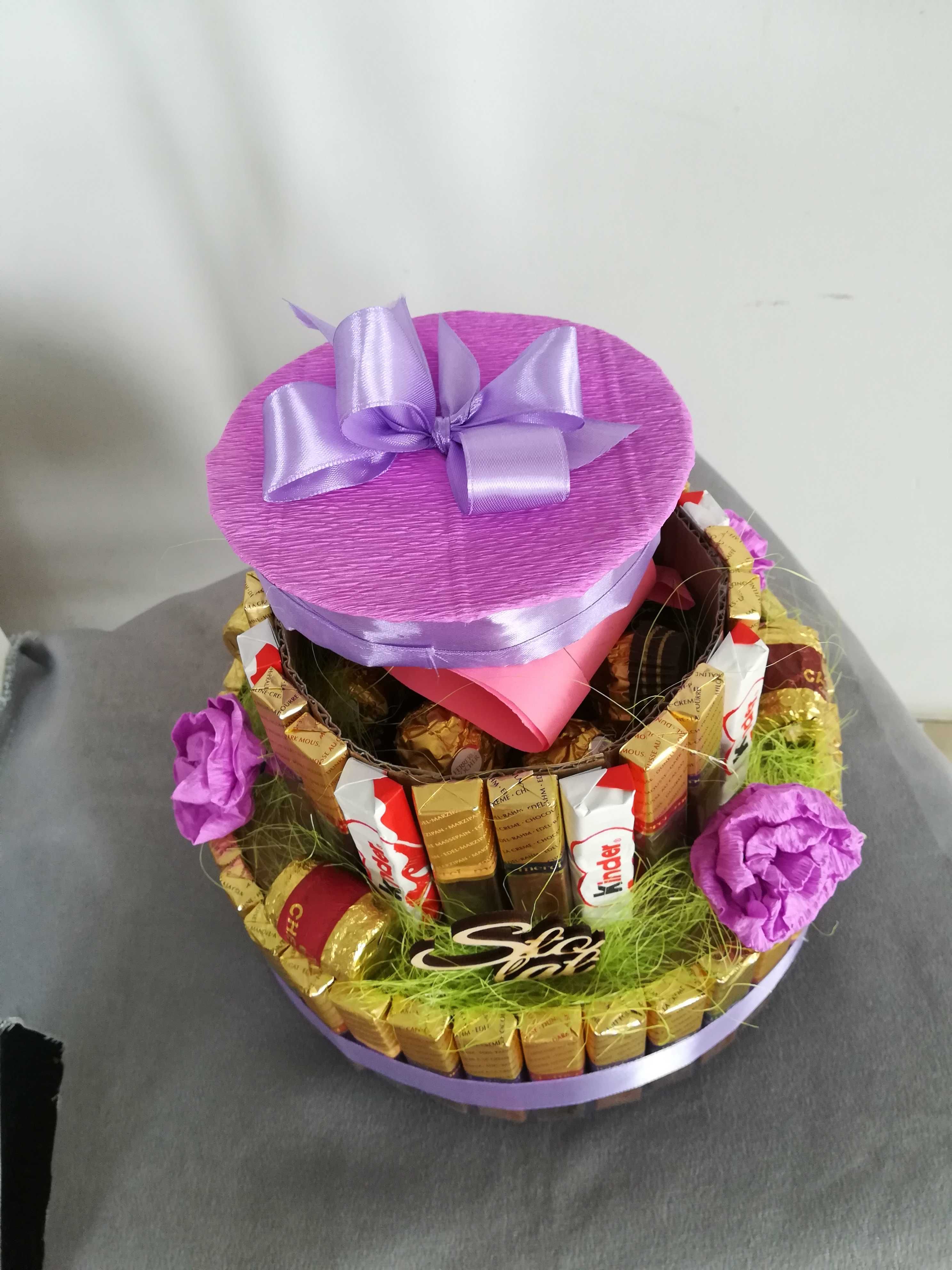 Dwupiętrowy tort pudełko wykonany ze słodyczy.