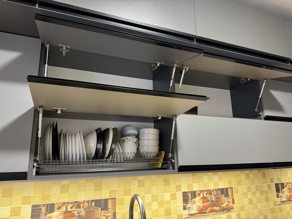 Продається кухня кутова разом з мийкою, змішувачем та підсвіткою!