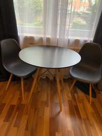 Stół  i krzesła w stylu skandynawskim