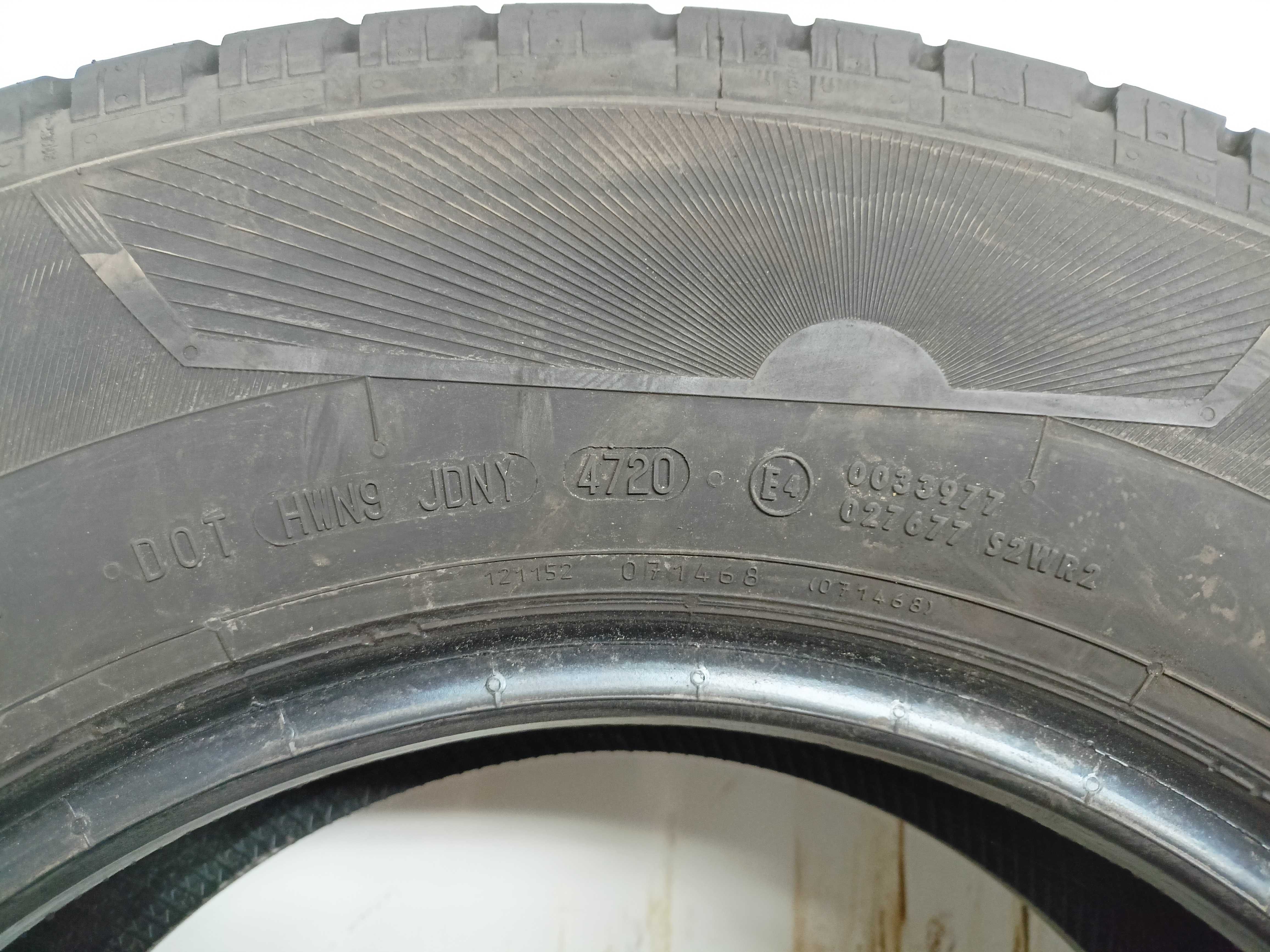 Continental VanCampek 225/75/16C 20-19r. 116R 2x9,3mm 2x9,2mm (2014)