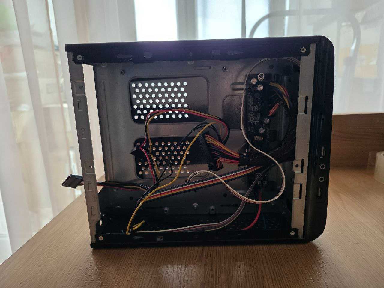Продам корпус Mini Itx з зовнішнім блоком живлення