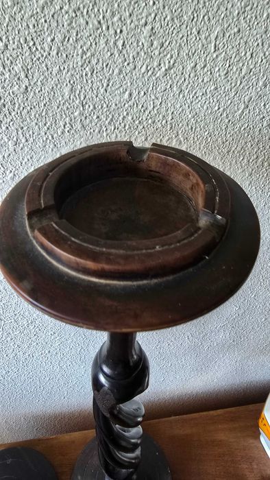 Cinzeiros Antigos em Pau Preto – Pé Alto com 60cm