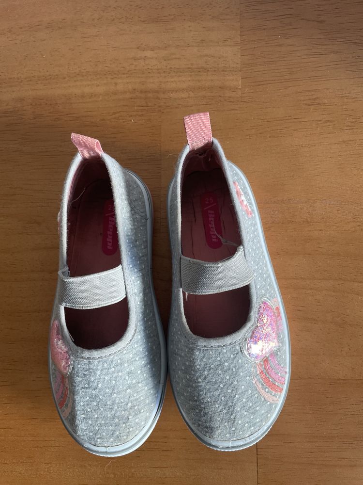 Sapato para menina de elástico cor cinza detalhes rosa