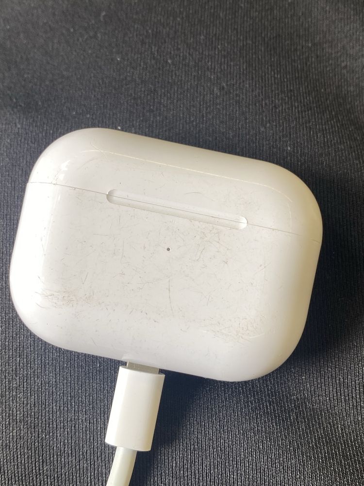 Продам кейс airpods pro 2 a2700 все працює