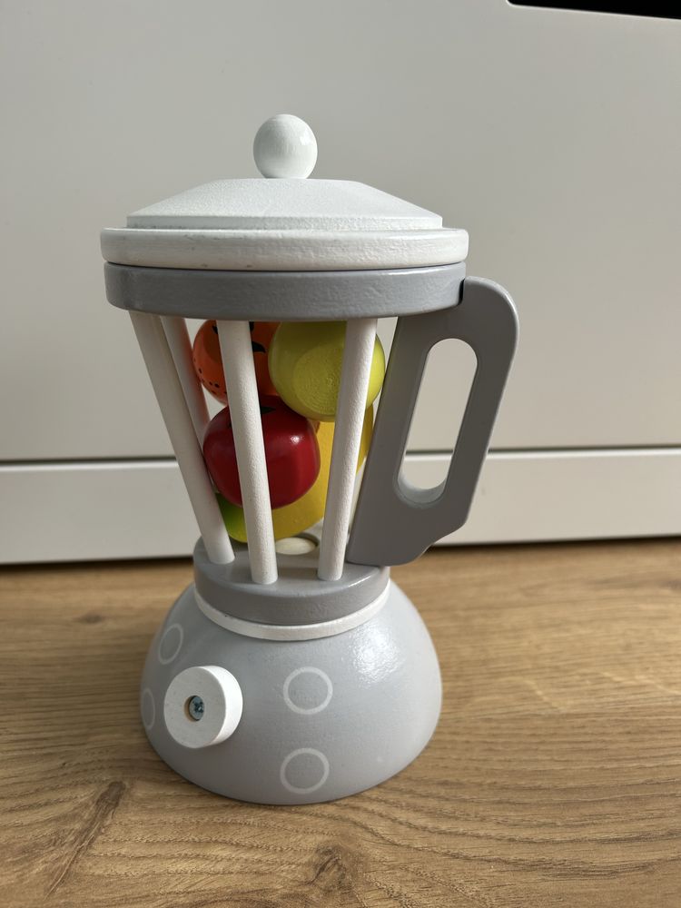 Drewniany blender z owocami
