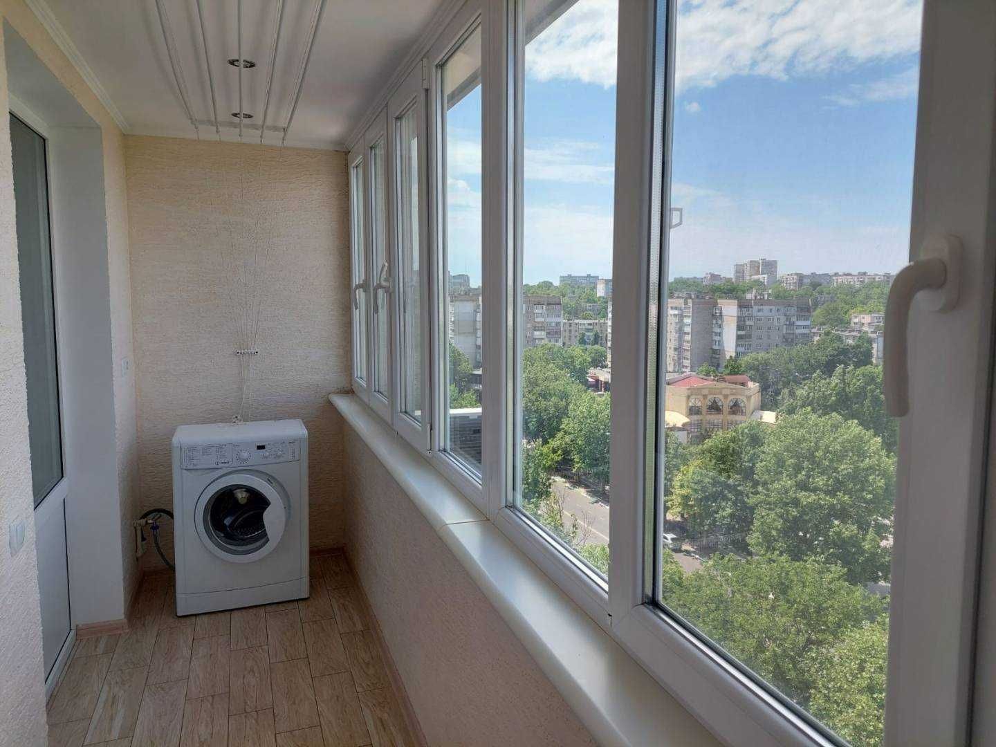У продажу чотирикімнатна квартира у центрі міста Чорноморська.