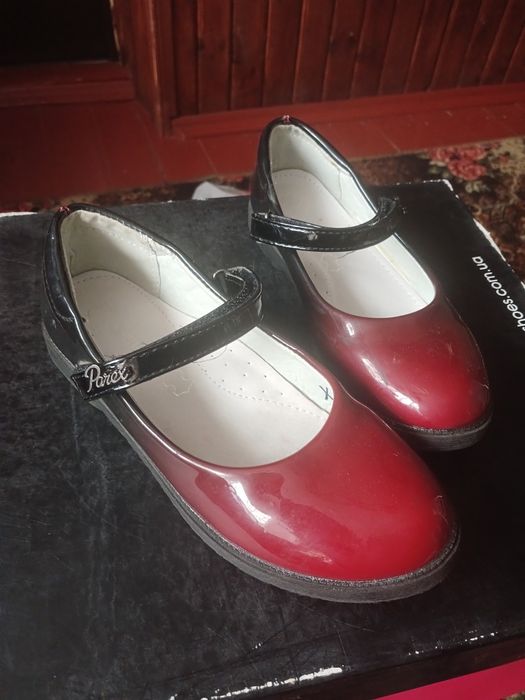 Лакові туфельки для дівчинки