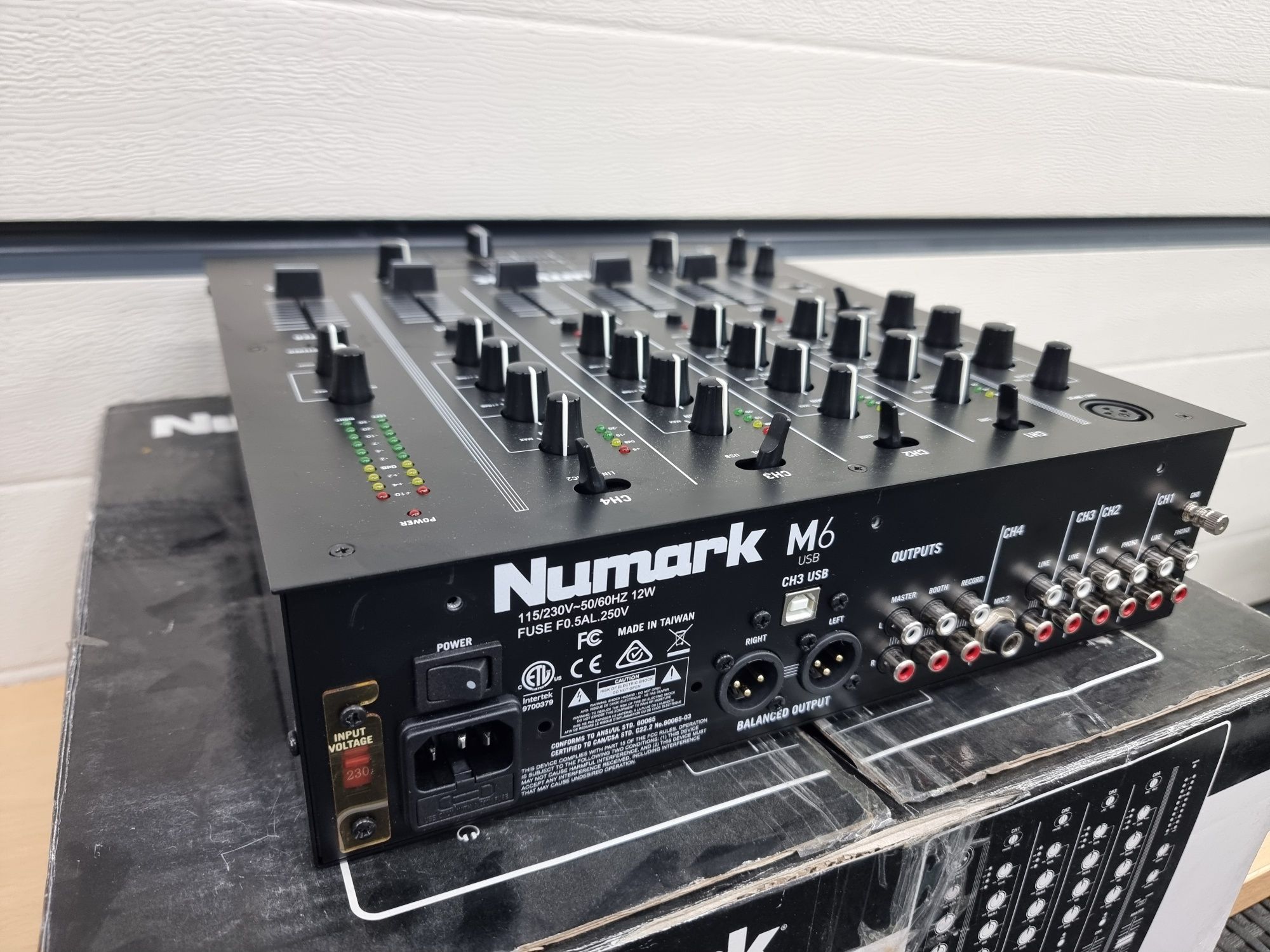 Mixer numark m6 usb uszkodzony nie włącza się okazja ładny