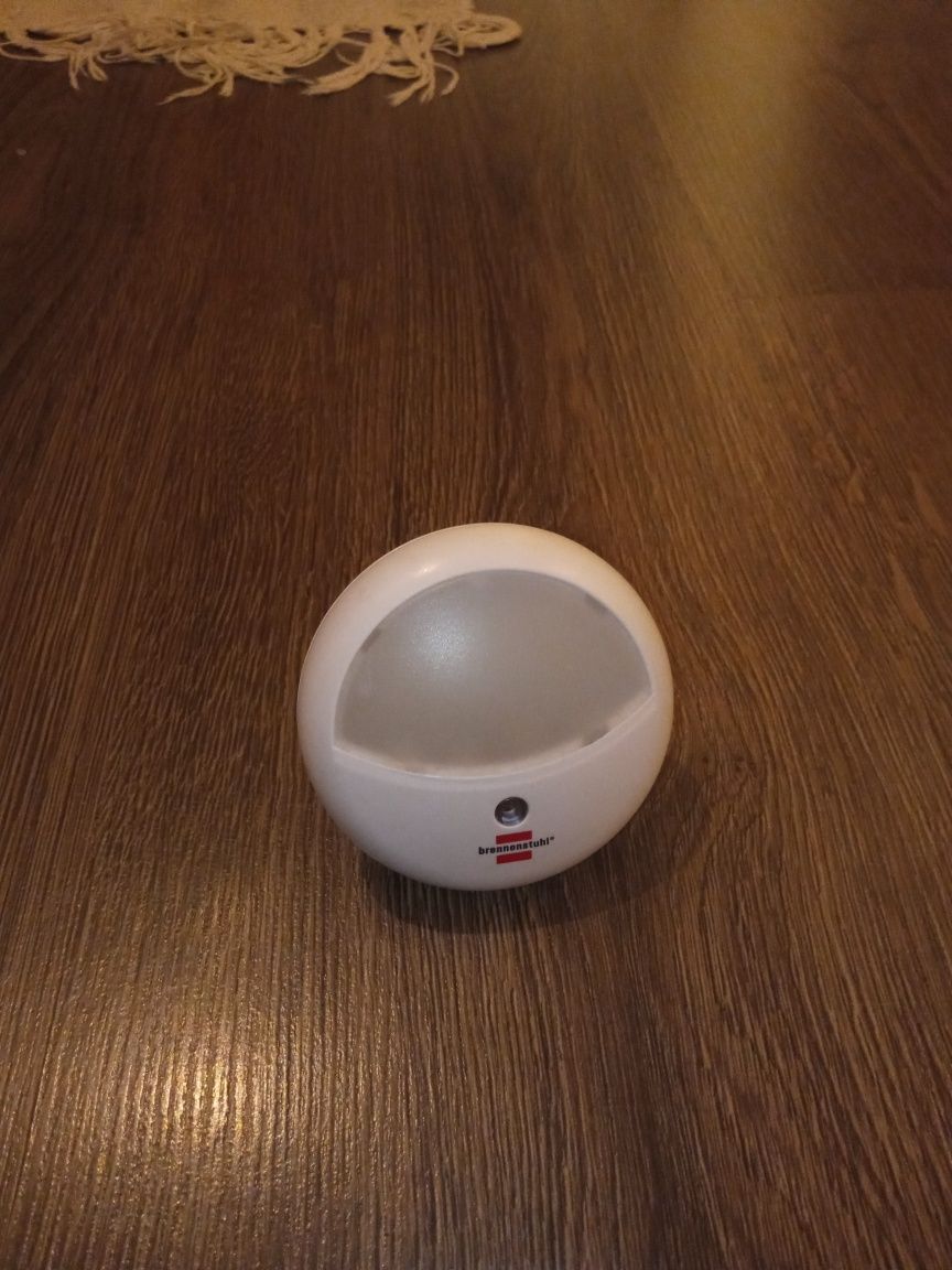 Lampka nocna z czujnikiem zmierzchu Brennenstuhl