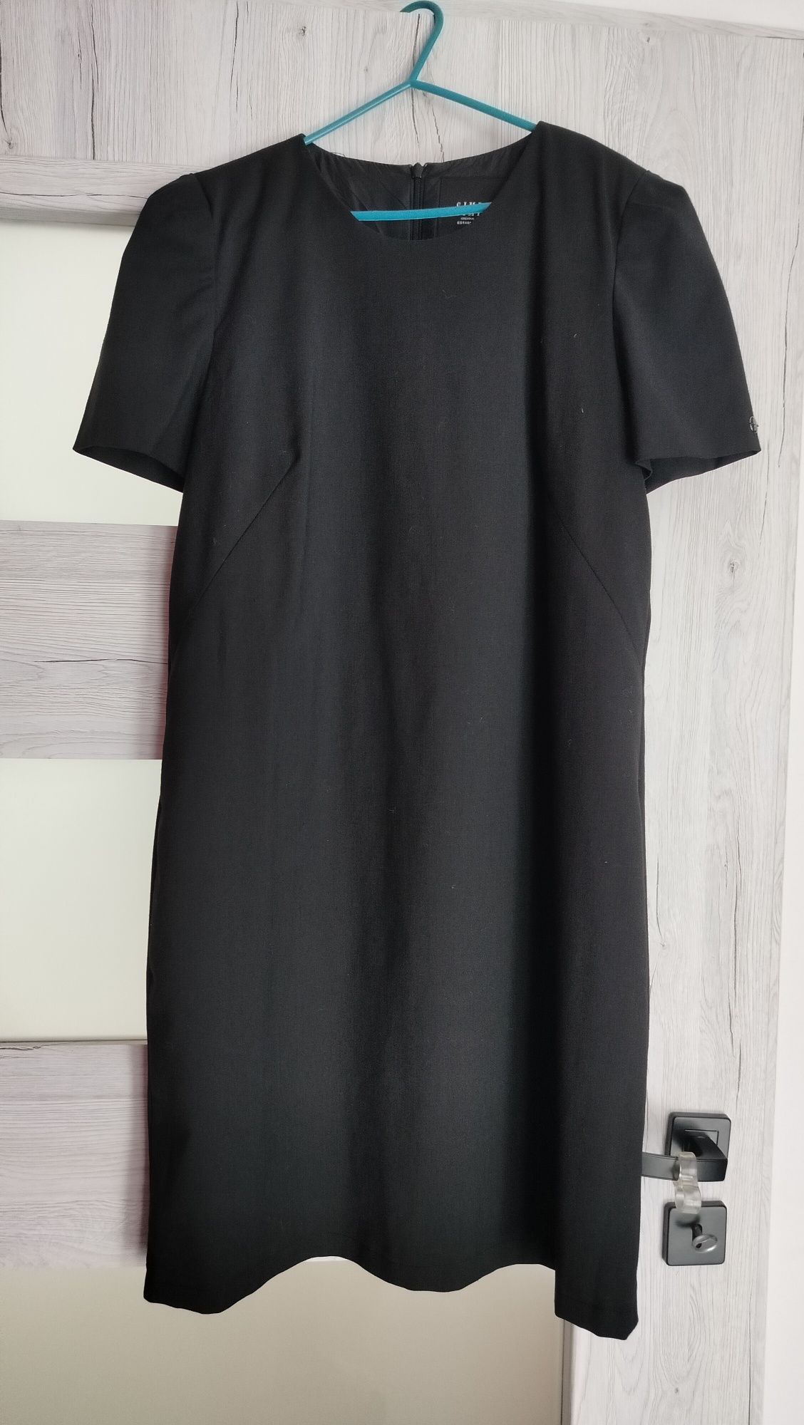 Sukienka mała czarna - wizytowa suknia w czarnym kolorze