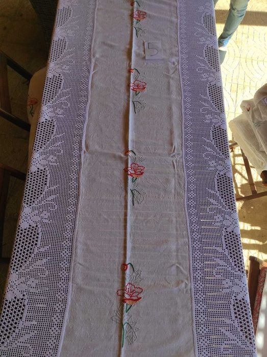 Toalhas, colchas e almofadas de linho rendadas à mão
