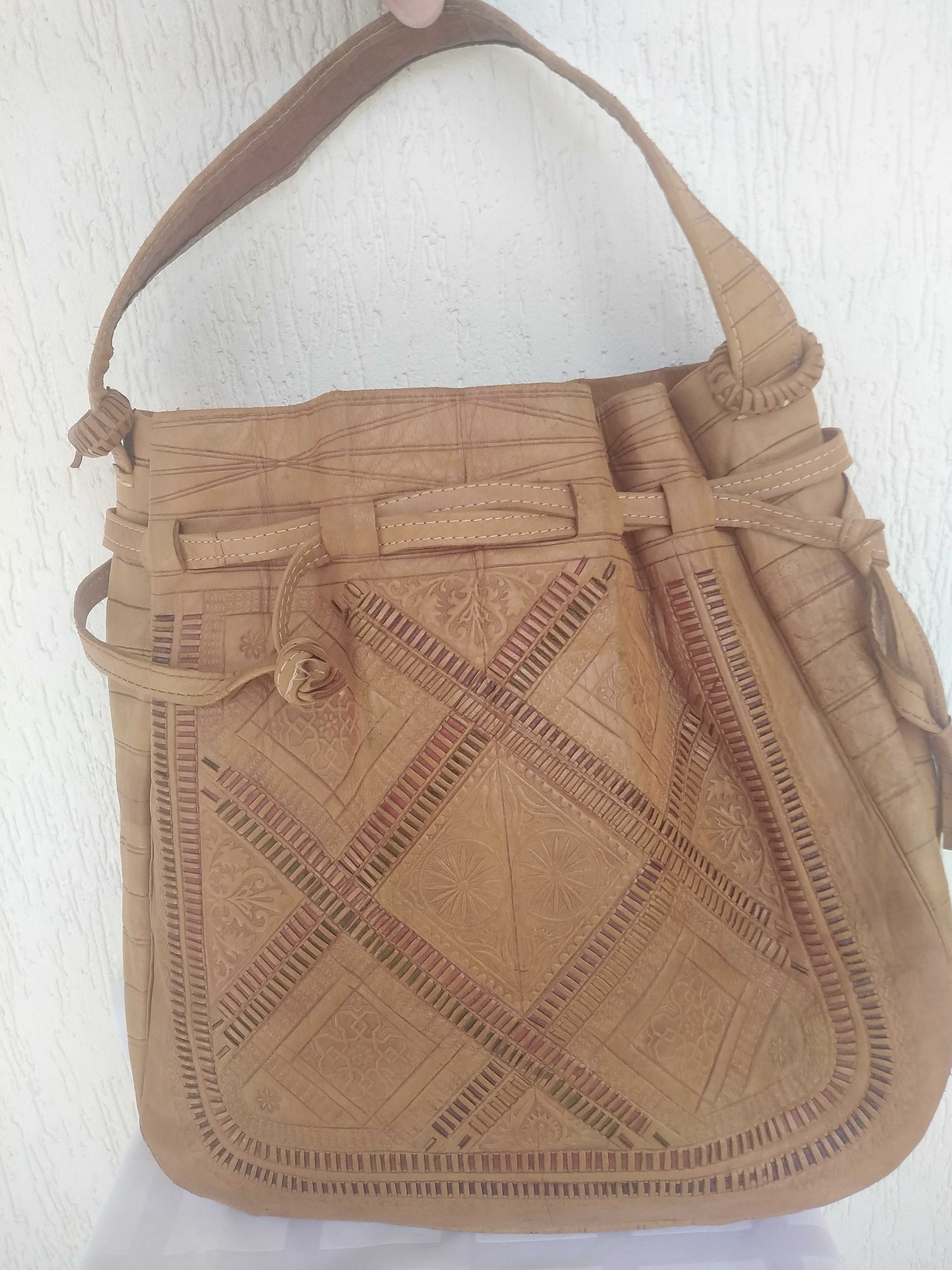 Женская кожанная сумка в восточном стиле,черз плечо.