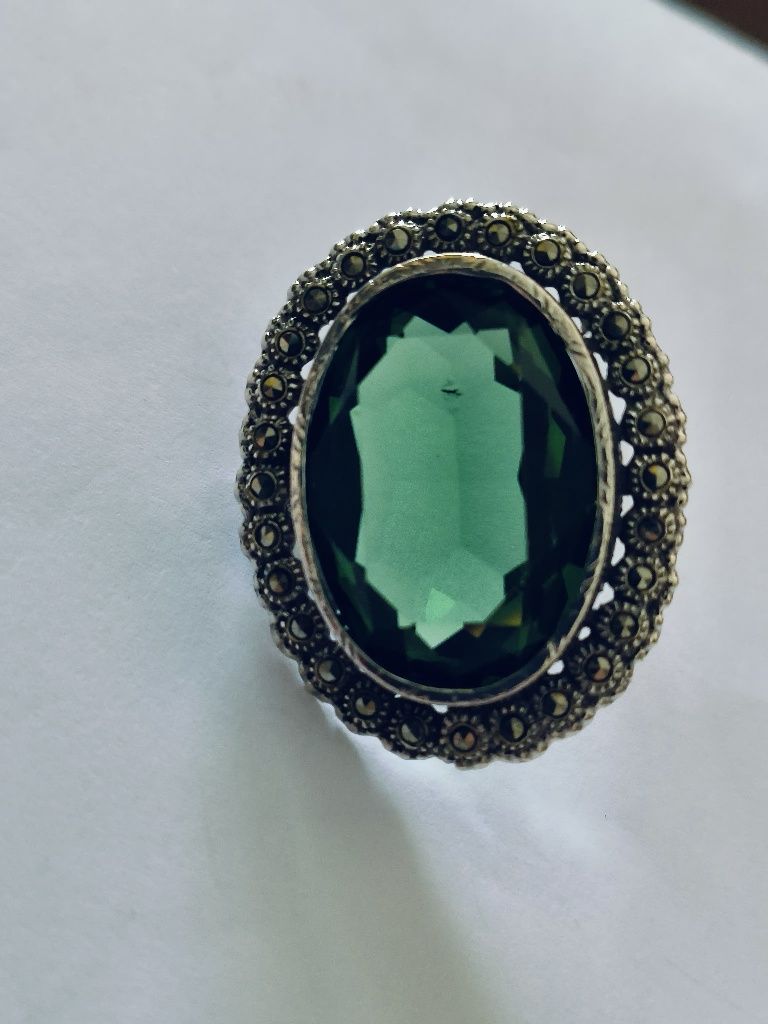 Alfinete antigo senhora com pedra verde