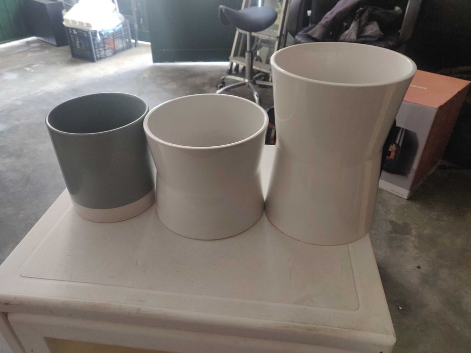 Vasos de flores em porcelana