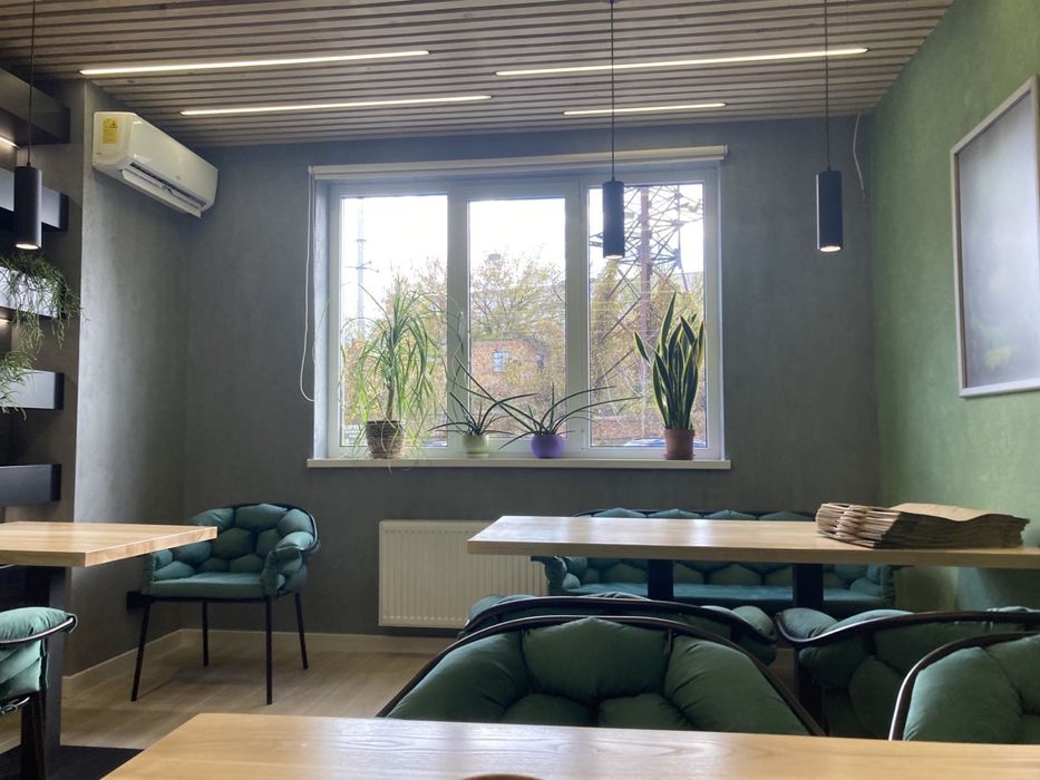 Столи деревʼяні з металевою ніжкою на пластині