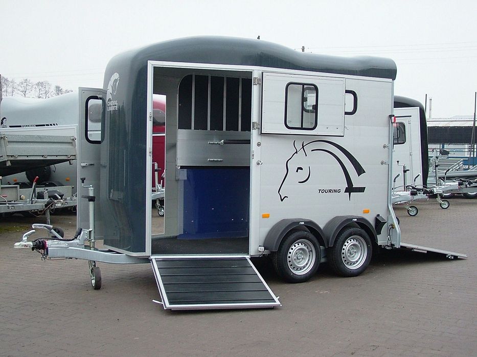 Debon Przyczepa Gold Touring do przewozu koni Aluminiowa Cheval Liberte Debon  Przyczepa dla koni z przednią rampą Aluminiowa Cheval Liberte Debon