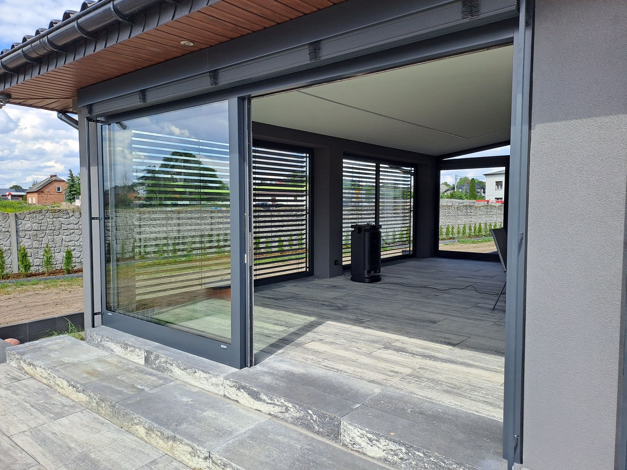 Żaluzje fasadowe z 90 c80 ? Pergola aluminiowa , rolety
