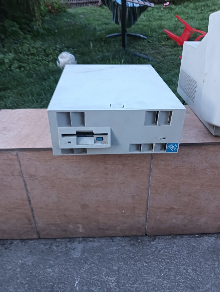 Stary Komputer IBM ps/1 z 1992 Roku