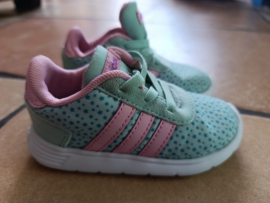 Кросівки adidas 22 розміру на дівчинку