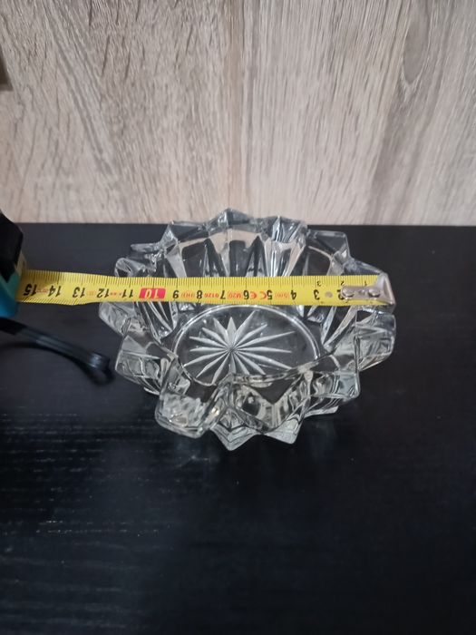 Szklana popielniczka.