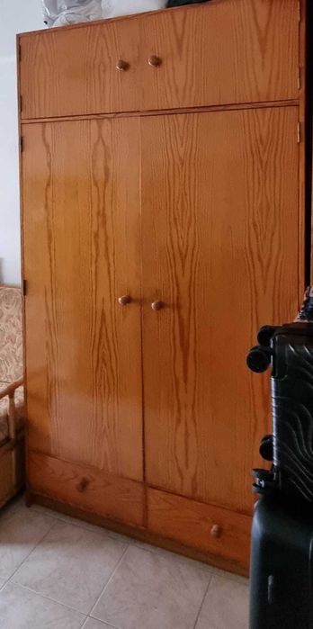 Armário, sofá e mesa de cozinha