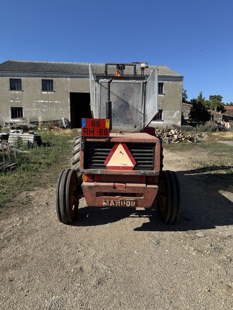 Empilhador Manitou com garfos e balde