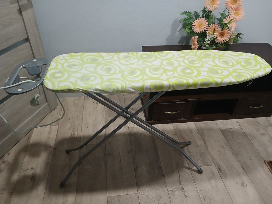 Доска гладильна з розеткою