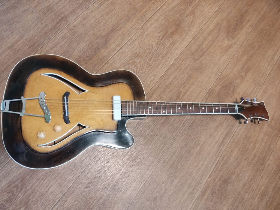 Полуакустика с магнитным звукоснимателем Музима