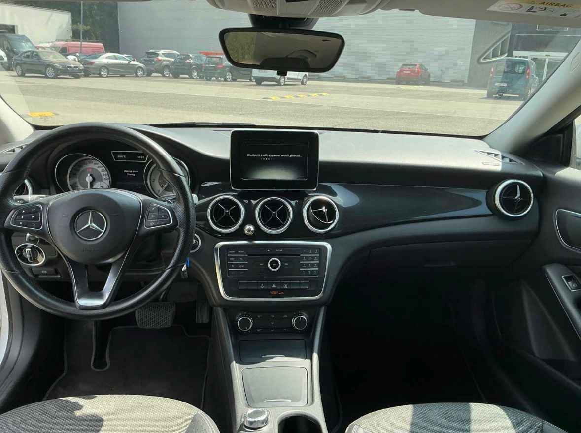 Mercedes-Benz  cla200
