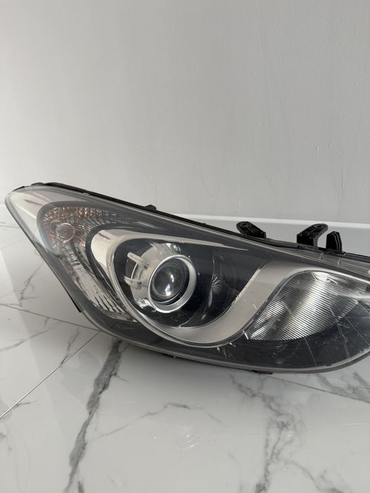 Lampa przednia prawa Hyundai i30 2013r.