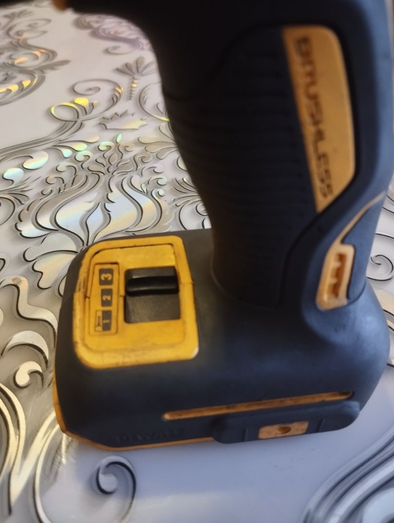 Імпакт DCF 887 Dewalt