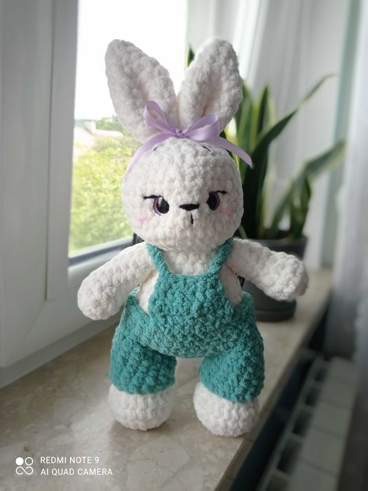 Duży króliś na szydełku w ogrodniczkach dostępny od ręki