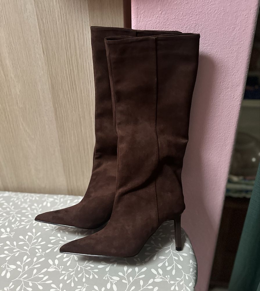 Botas cano alto castanhas - pele de pessego (novas)
