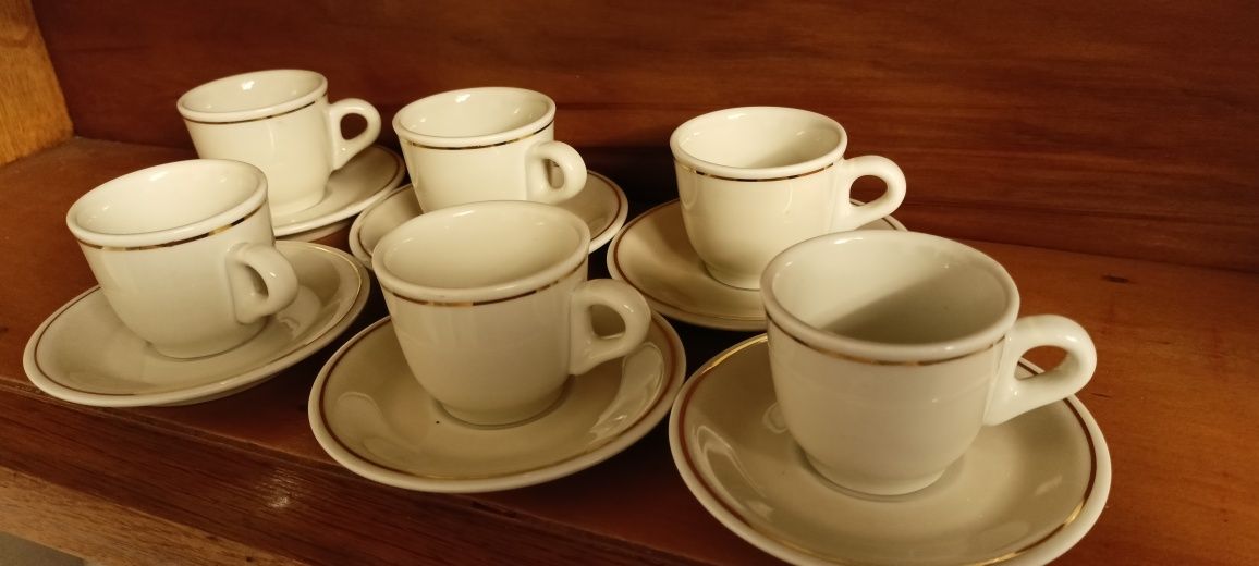 Sześć filiżanek z podstawkami inker porcelana chorwacka kolor ecru