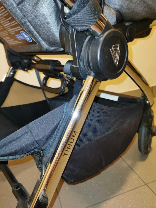 Wózek spacerowy venicci tinum 2.0 składa się jedną ręką