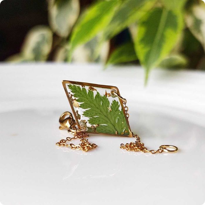 Bransoletka z paprocią i płatkami złota