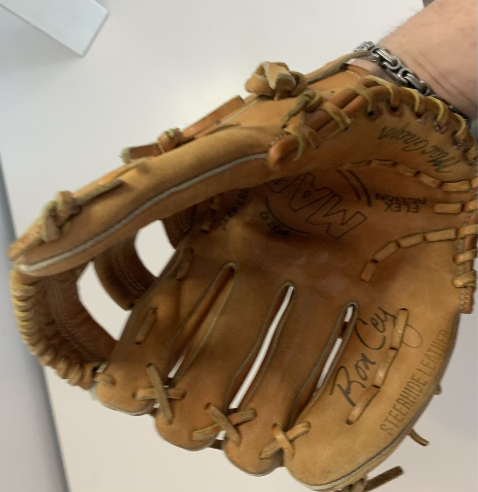 Американская бейсбольная перчатка с автографом
