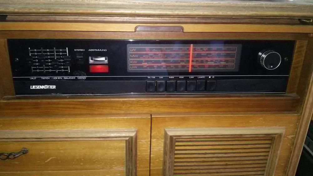 Komoda grająca z adapterem i radiem