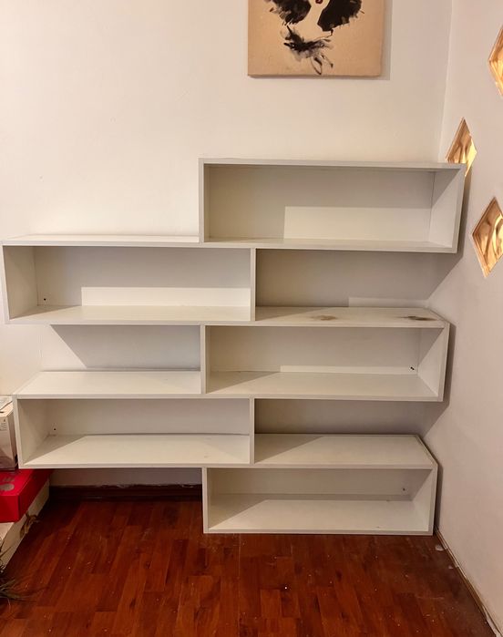 Solidny i pojemny biały regał IKEA na książki