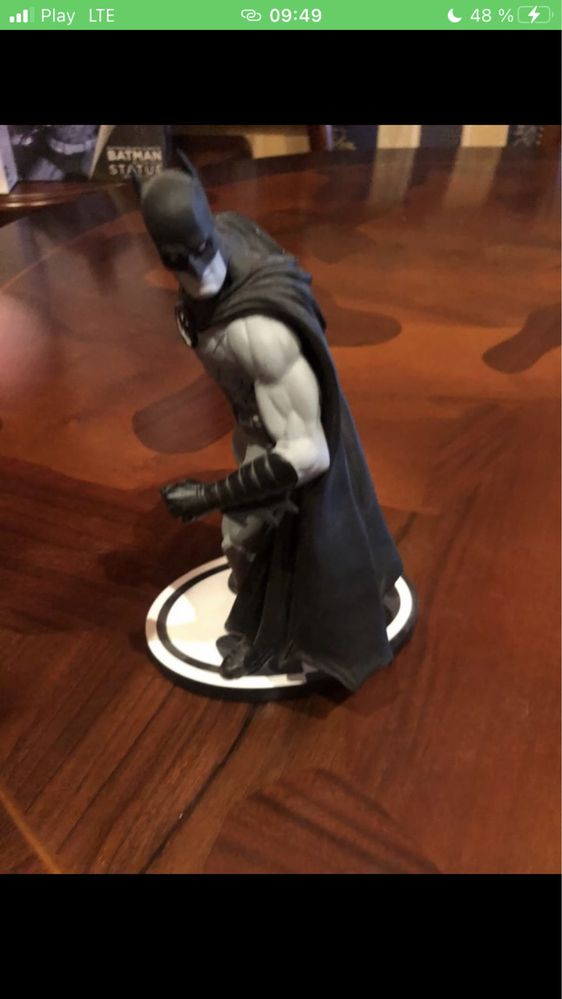 Batman Black and White Statue Gary Frank